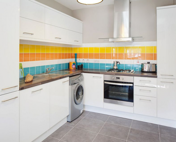 Pola garis mendatar berwarna-warni